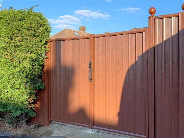 Metal Gate brown